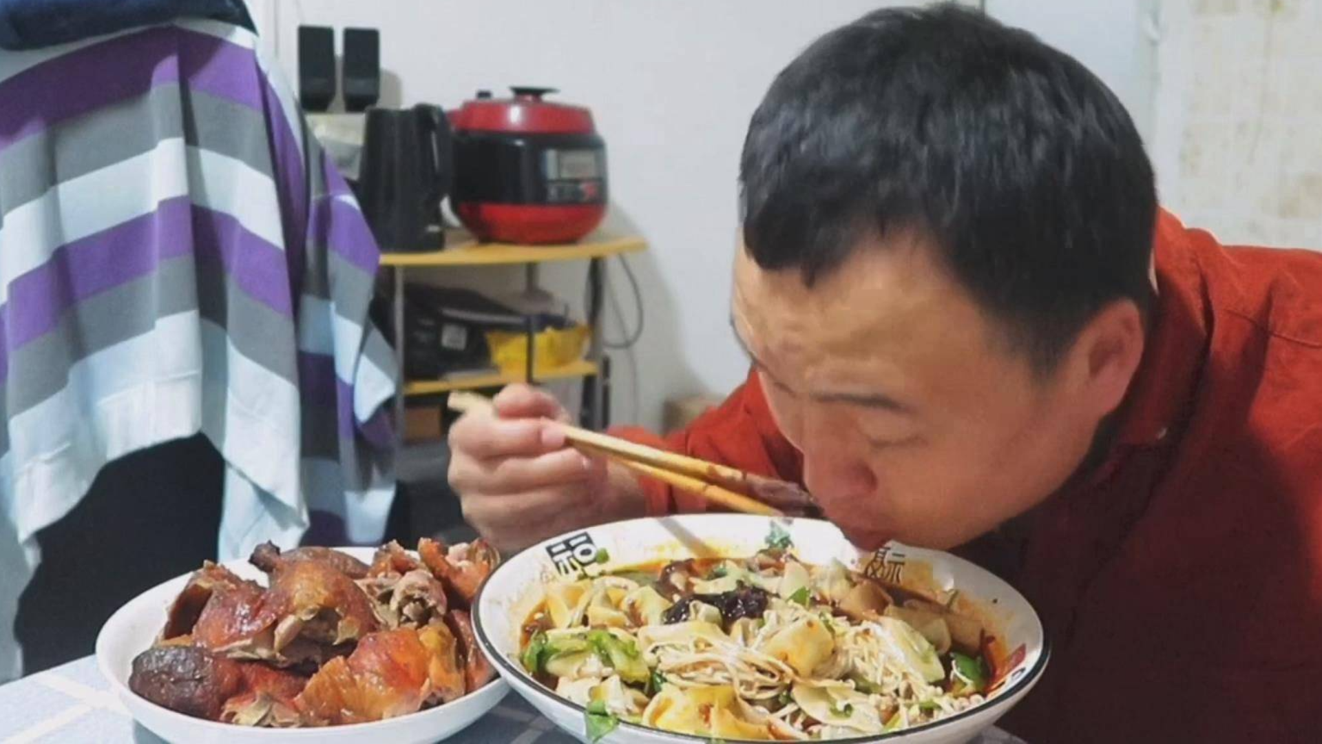 小伙晚餐自制红油抄手、麻辣鲜香,配一只烤鸭,大快朵颐,超过瘾